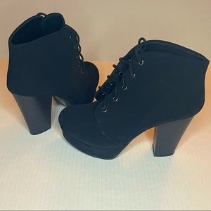 Soda Black Size 6 Lace Up Platform 3” Chunky Heel EUC Faux Velvet